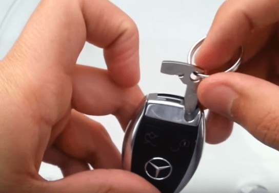 Tìm cách xử lý khi chìa khóa ô tô hết pin